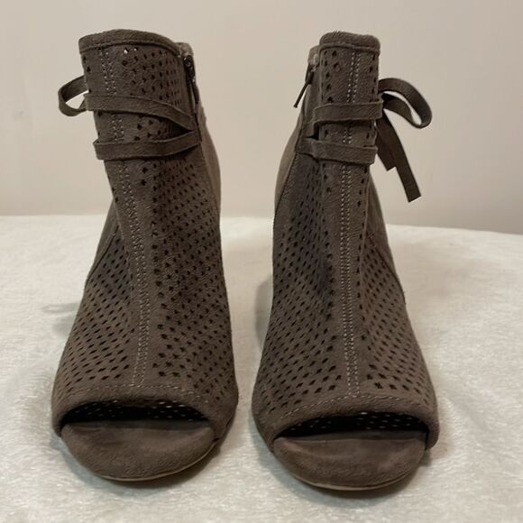 Altar’d State- “Hanover” Neutral Peep Toe Zip Perforated Booties- Size 8.5 - Picture 4 of 11